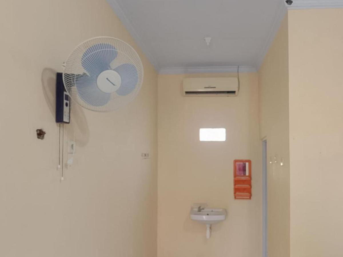 Zulfina Homestay Syariah Mitra Reddoorz Баньювангі Екстер'єр фото