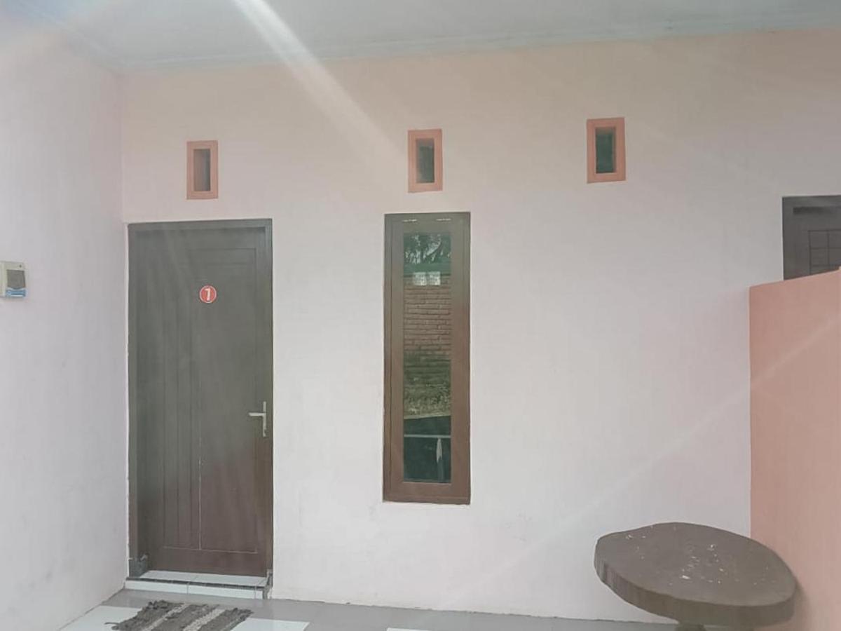 Zulfina Homestay Syariah Mitra Reddoorz Баньювангі Екстер'єр фото