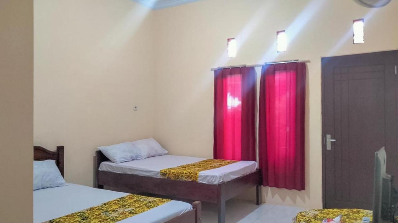 Zulfina Homestay Syariah Mitra Reddoorz Баньювангі Екстер'єр фото