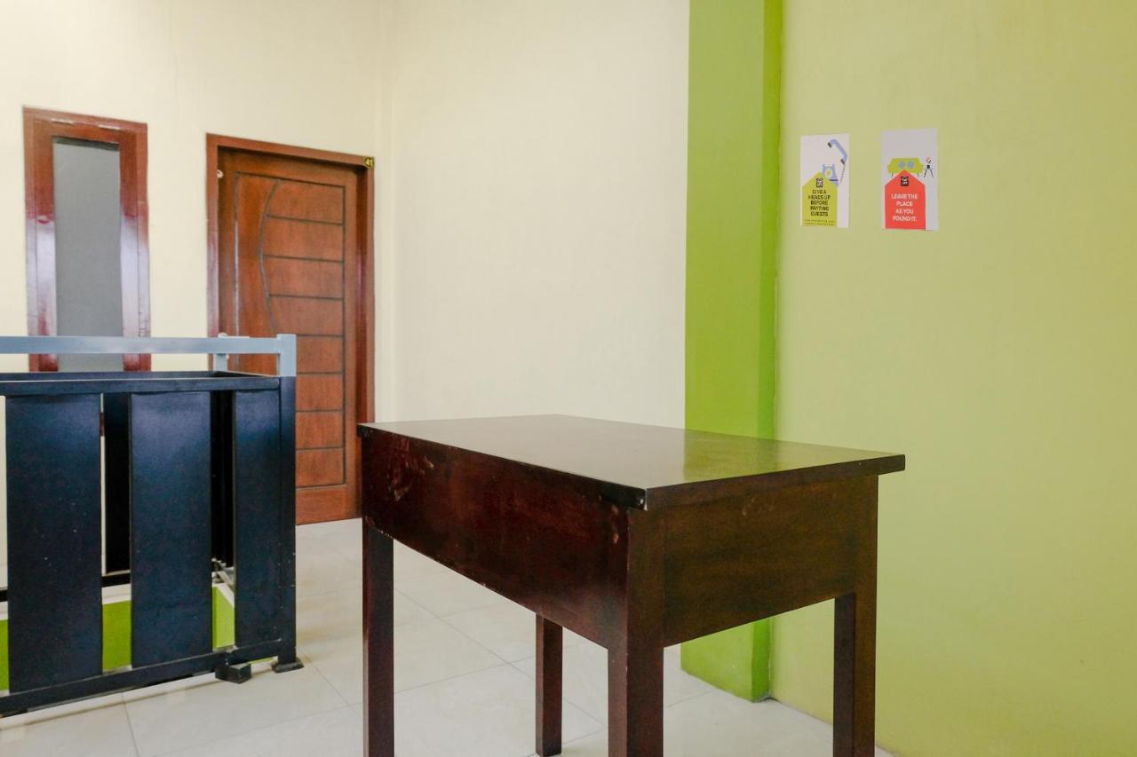 Zulfina Homestay Syariah Mitra Reddoorz Баньювангі Екстер'єр фото