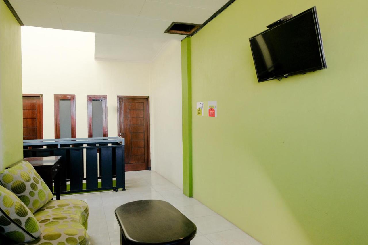 Zulfina Homestay Syariah Mitra Reddoorz Баньювангі Екстер'єр фото