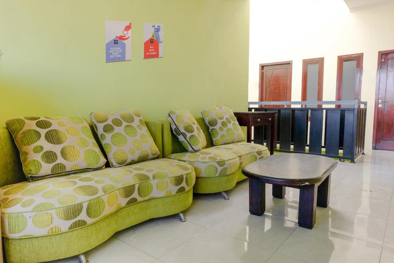 Zulfina Homestay Syariah Mitra Reddoorz Баньювангі Екстер'єр фото