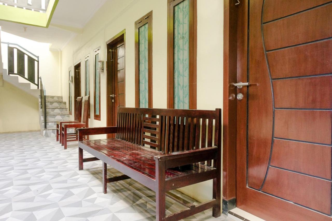 Zulfina Homestay Syariah Mitra Reddoorz Баньювангі Екстер'єр фото