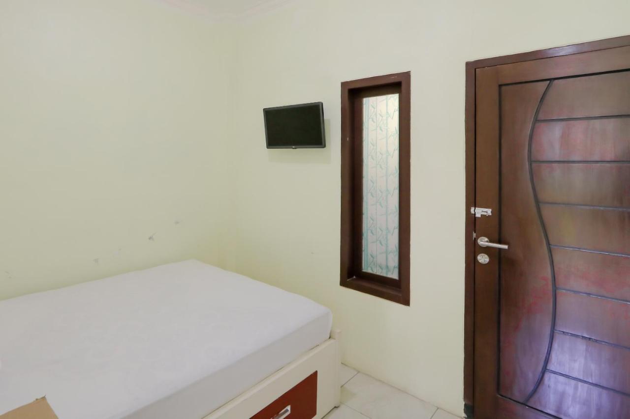 Zulfina Homestay Syariah Mitra Reddoorz Баньювангі Екстер'єр фото